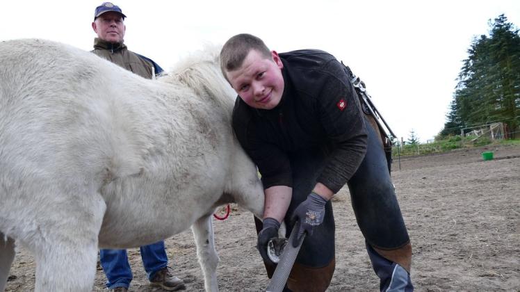 Bei den eigenen Ponys steht auch regelmäßig Hufpflege an, die Mathias Wolf zusammen mit Vater Thomas bewerkstelligt. Beim Stehen braucht es die richtige Technik, damit die schwere Arbeit nicht den Rücken kaputt macht.