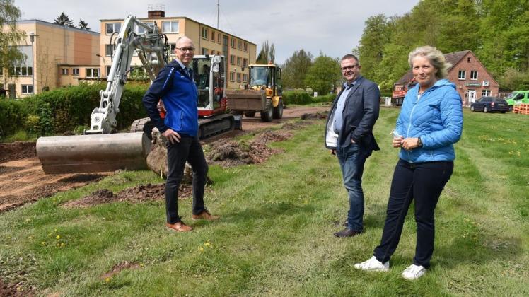 Am Dienstag haben die Arbeiten am Jahn-Sportplatz in Gadebusch begonnen. Darüber freuen sich Mirco Parbs (l.) von der TSG, Bürgermeister Arne Schlien und Bauamtsleiterin Rommy Elßner.
