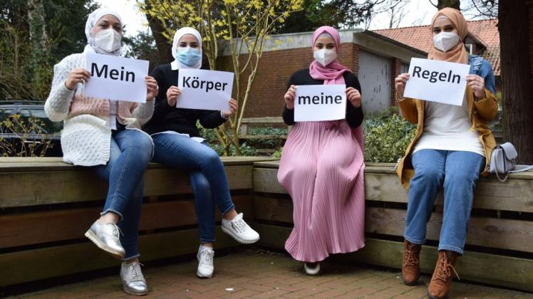 Wünschen sich mehr Selbstbestimmung: Shaza Heizan (von links), Joud Skaif, Malak Ibrahim und Rouaa Ibrahim möchten den Job machen, für den sie ausgebildet wurden oder studiert haben – trotz Kopftuch.