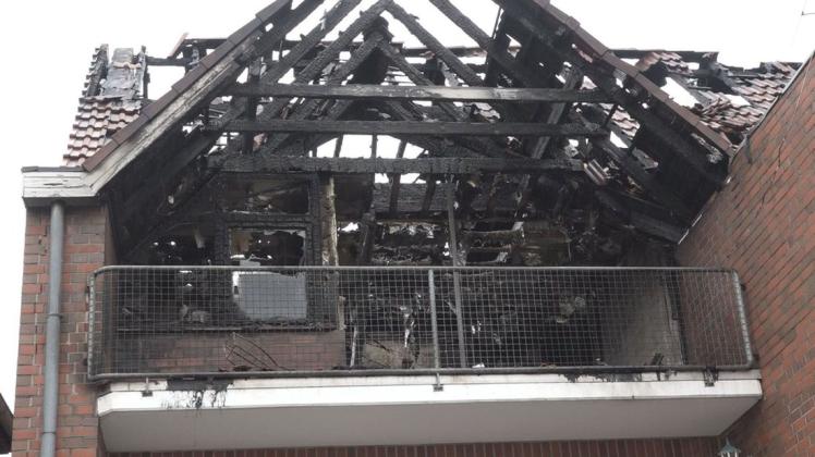 Das Dachgeschoss des Hauses an der Oldenburger Straße wurde durch die Flammen vollständig zerstört. Auch der Rest des Hauses wurde stark in Mitleidenschaft gezogen.