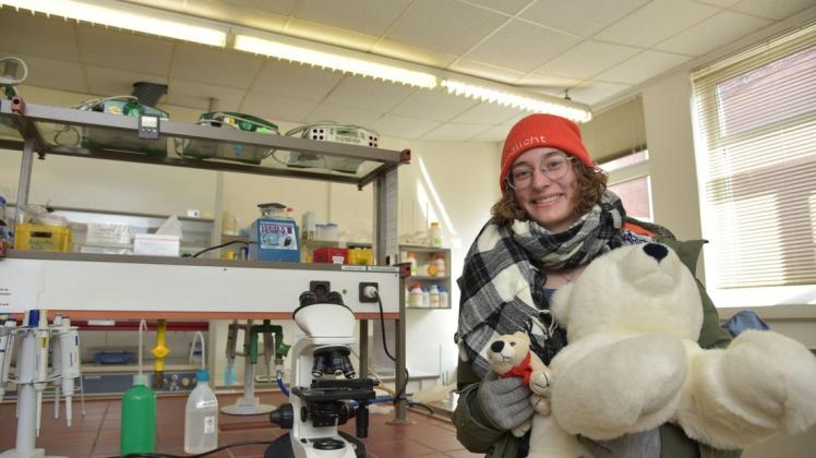 Marlene Jessen ist mit Schal, Mütze, Handschuh, Parka und Stoff-Eisbären startklar für die Arktisreise. Im August soll es losgehen.