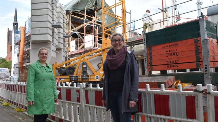 Einmal in der Woche findet eine Bauberatung für das neue Grabower Amtsgebäude statt. Bürgermeisterin Kathleen Bartels (l.) und Planerin Annett Ohm sind zufrieden mit den Fortschritten auf der Baustelle.