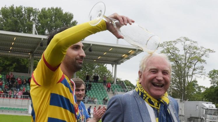 Musa Karli (links) feierte für den SV Atlas Delmenhorst mit dem Vorsitzenden Manfred Engelbart 2019 den Sieg im Fußball-Niedersachsenpokal. Es war nicht der einzige gemeinsame Erfolg. Musa Karli (links) feierte für den SV Atlas Delmenhorst mit dem Vorsitzenden Manfred Engelbart 2019 den Sieg im Fußball-Niedersachsenpokal. Es war nicht der einzige gemeinsame Erfolg.