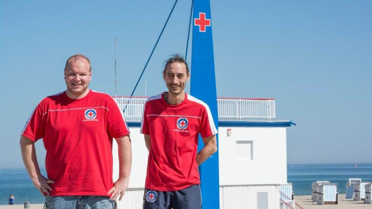 Sie koordinieren die Einsätze der 180 Frauen und Männer, die als Rettungsschwimmer arbeiten: Wachleiter Lukas Knaup (l.) vom Turm 3 und Koordinator Manuel Brumme.