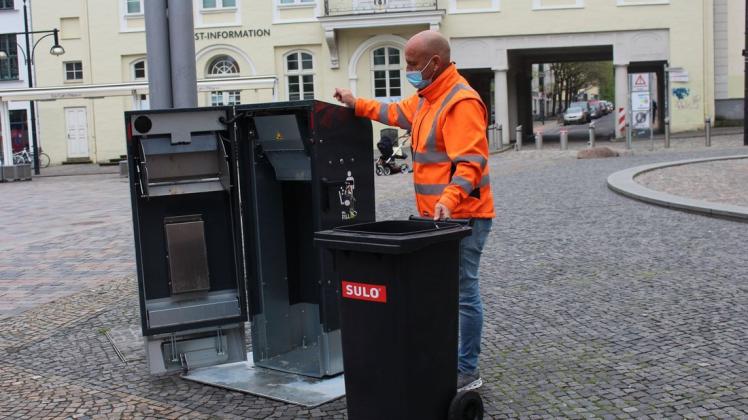 Wie die neuen Solarpapierkörbe von innen aussehen, zeigt René Weilandt, Mitarbeiter der Stadtentsorgung. In diesen Behälter passen dank Presstechnologie bis zu 600 Liter Müll.