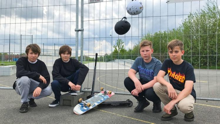 Der Bauzaun versperrt für sie den Zugang zu ihrem Lieblingsplatz (v.l.): Mik und Lex Tacke sowie Lou und Jaz Dargel. Der Bauzaun versperrt für sie den Zugang zu ihrem Lieblingsplatz (v.l.): Mik und Lex Tacke sowie Lou und Jaz Dargel.