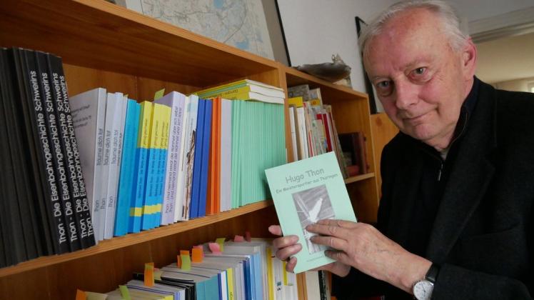 Bücher sind Reinhard Thons Leidenschaft, ob die eigenen, historische Reiseführer oder Sachbücher rundum Lokomotiven.