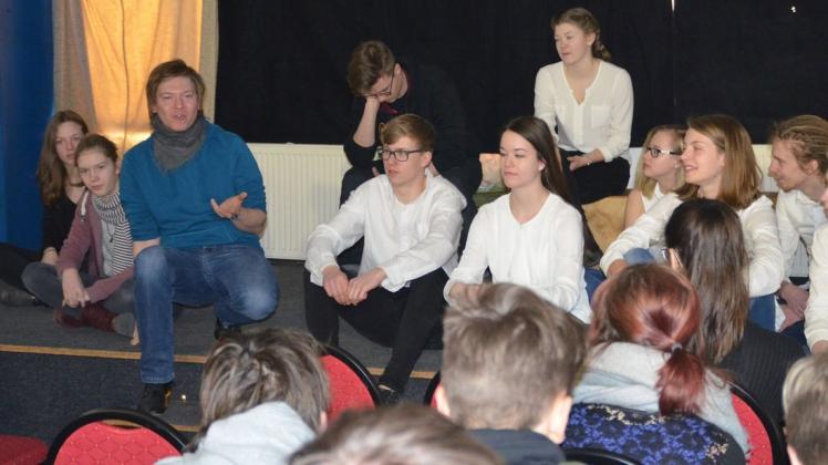 So eng wird es in Theatersälen so schnell noch nicht zugehen. Andreas Püst (blauer Pullover) will Jugendlichen das Schauspiel aber digital näher bringen.