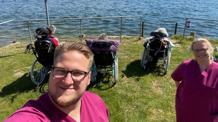 Bei schönem Wetter fährt  Philipp Waitschis die Kranken im Rollstuhl bis vor zum See. Ein Kraftakt für den Pfleger. "Aber es lohnt sich, den Patienten geht es dann besser."