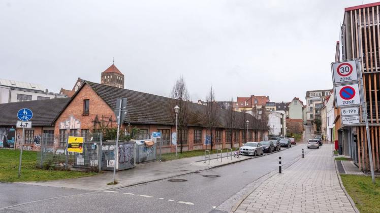 Dort, wo derzeit die Theaterwerkstätten ihr Zuhause haben, plant die Stadt einen Neubau für die Grundschule am Alten Markt.