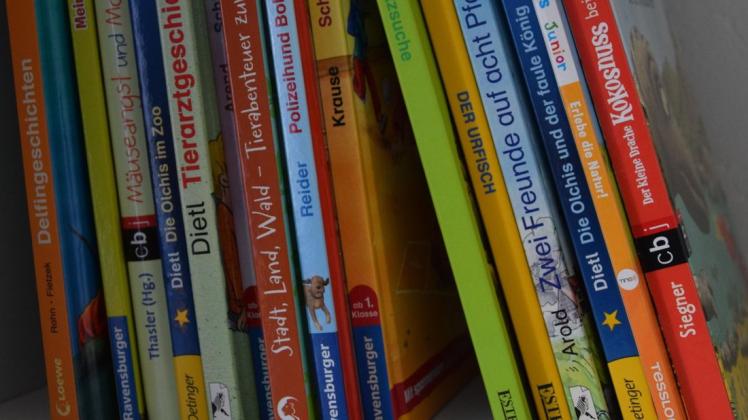 Sobald das Wetter es zulässt, können Kinder in Ludwigslust Bücher in der Freiluftbibliothek lesen.
