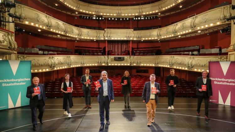 Sie wollen das Mecklenburgische Staatstheater aus dem Dornröschenschlaf erwecken: das neue Leitungsteam