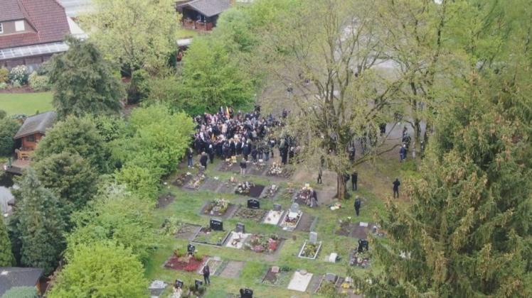 Bis zu 250 Menschen waren am Dienstag bei einem Begräbnis auf dem muslimischen Teil des Bungerhofer Friedhofs – nach den Corona-Regeln deutlich zu viele. Mindestabstände wurden nicht eingehalten.