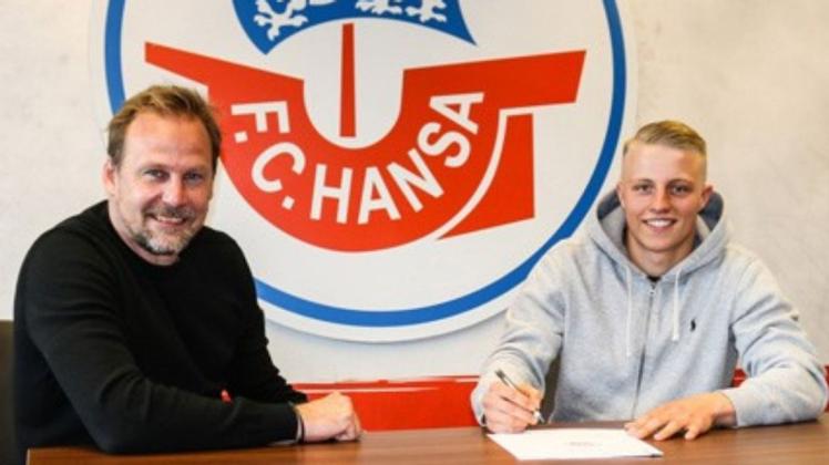 Theo Gunnar Martens (rechts, hier mit Sportvorstand Martin Pieckenhagen) hat seinen ersten Profivertrag beim FC Hansa Rostock unterschrieben.