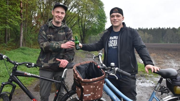 Mit einem Bier in der Hand trotzten die Gadebuscher Gabriel Holst (l.) und Michele René Sdunzick dem Regen und fuhren zum Vatertag ihre traditionelle Fahrradtour.