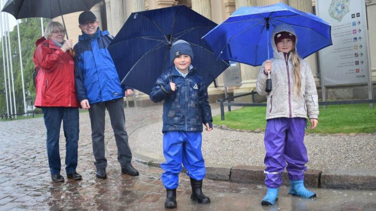 Haben sich auf den Regen eingestellt: Familie Künze mit den Enkeln Lennard und Emma beim Spaziergang zum Schlossgarten.