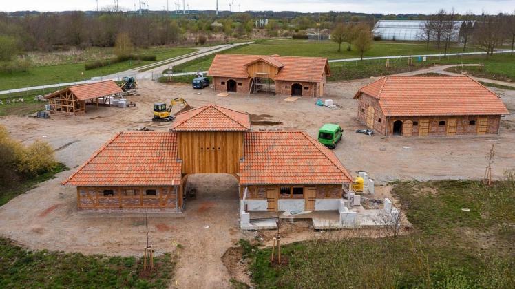 Ein Bauernhof für den Tierpark Wismar: Das wohl größte Bauvorhaben in der Geschichte der zoologischen Einrichtung befindet sich auf der Zielgeraden. Anfang 2022 soll das bäuerliche Ensemble offiziell eröffnet werden.