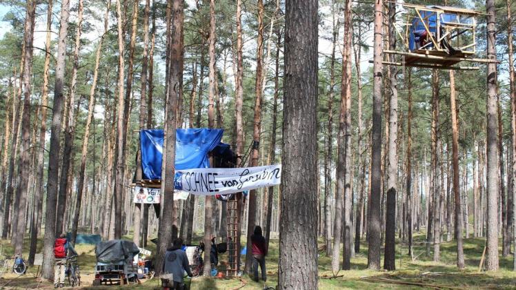Das Anti-A14-Protestcamp im Wald bei Losse (Altmark).
