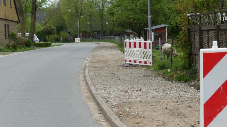 Schotterweg als Bürgersteig: Nach den Leitungsarbeiten der vergangenen Monate soll im Büttel nun asphaltiert werden.