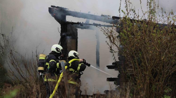 Die Feuerwehrleute rüsteten sich mit Atemschutzgeräten aus und brachten die Flammen zügig unter Kontrolle. Die Feuerwehrleute rüsteten sich mit Atemschutzgeräten aus und brachten die Flammen zügig unter Kontrolle.