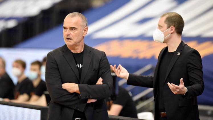 Die Rostock Seawolves um ihre Coaches Dirk Bauermann (l.) und Christian Held verzichten auf eine Wildcard für die Basketball Bundesliga.