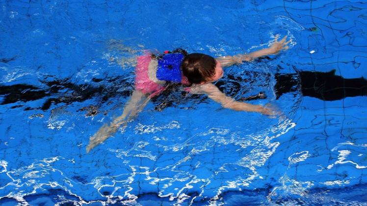 Corona macht Schwimmunterricht in Hallen für lange Zeit unmöglich. Mit Freiluft-Kursen in den Sommerferien soll das ausgeglichen werden.