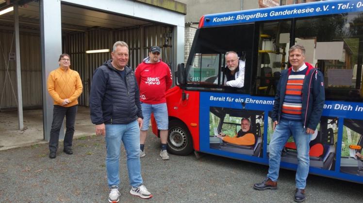 Treffen am Bürgerbus: Thorsten Busch, Carsten Jesußek (beide UWG-Fraktion), Rats-Kandidat Andreas Giebert, Günter Prüß (Bürgerbus Ganderkesee), Bürgermeisterkandidat Frank Lenk
