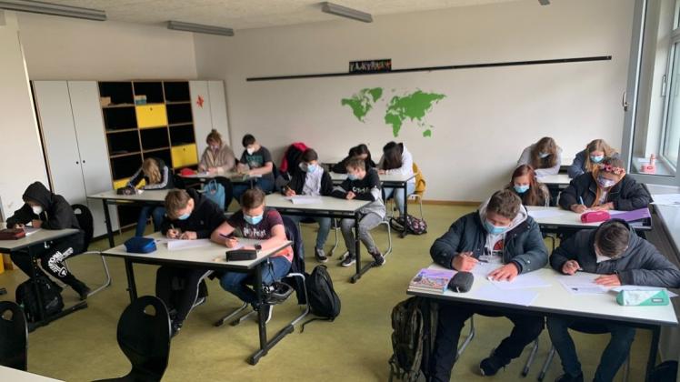 Ein Stück Normalität: In Ostholstein gilt ab Montag für alle Klassen wieder Präsenzunterricht, so wie zuvor schon bei dieser 8. Klasse einer Gemeinschaftsschule in Kappeln.