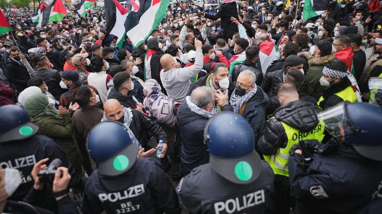 Während einer Demonstration in Berlin kam es auch zu Angriffen auf Polizisten.