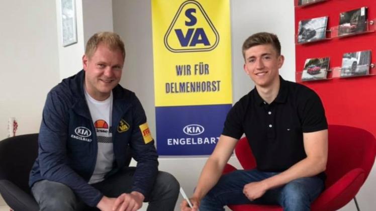 Sportchef Bastian Fuhrken (links) vom Fußball-Regionalligisten SV Atlas Delmenhorst freut sich über die Verpflichtung von Pihilipp Eggert.