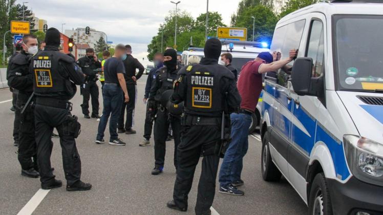 Polizisten kontrollieren Fans des Drittligisten FC Hansa Rostock. Einige Fans haben den wichtigen Auswärtssieg ihres Teams bei der SpVgg Unterhaching auf der A9 bei Ingolstadt gefeiert - und so für ein Verkehrschaos gesorgt.