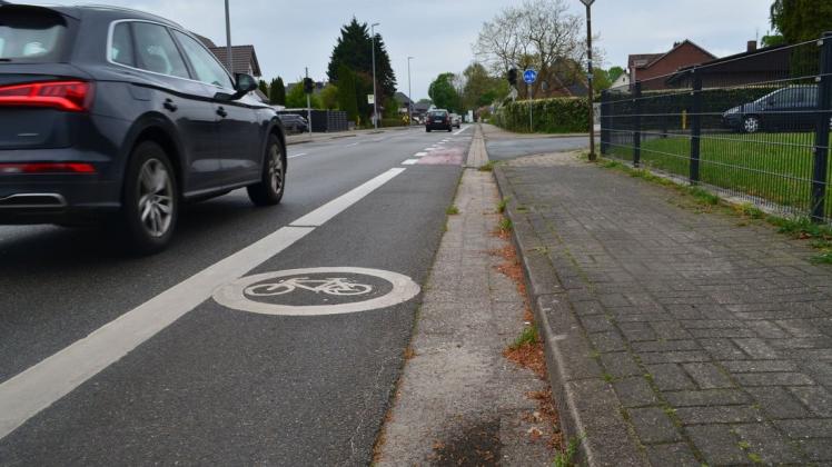 Zu gefährlich für Radfahrer, findet die SPD-Fraktion. Deshalb sollte ihrer Ansicht nach der Fahrradstreifen entlang der Grüppenbührener Straße umgebaut werden.