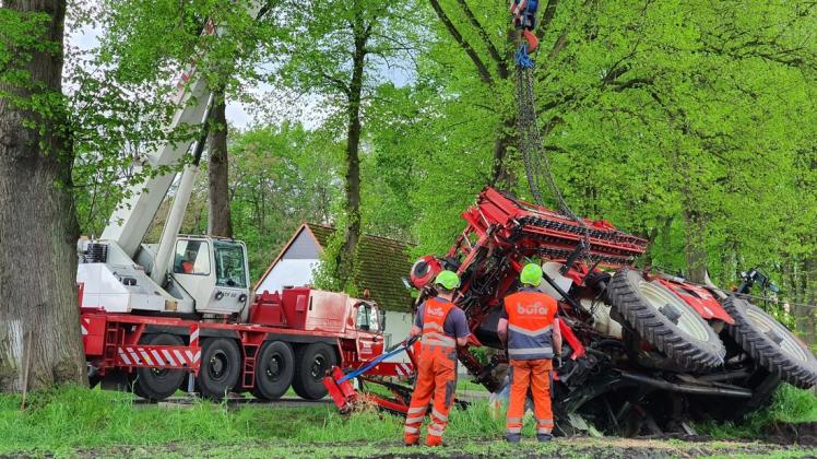 20 Tonnen am Haken. In Jessenitz musste ein verunglückter Tankwagen mit schwerem Gerät geborgen werden.