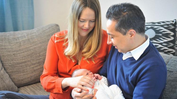 Alireza Ostad und seine Lebensgefährtin Stephanie Kramer sind in ihren kleinen Jungen ganz vernarrt. Sie sind dankbar für die gute medizinische Begleitung in der Corona-Pandemie.