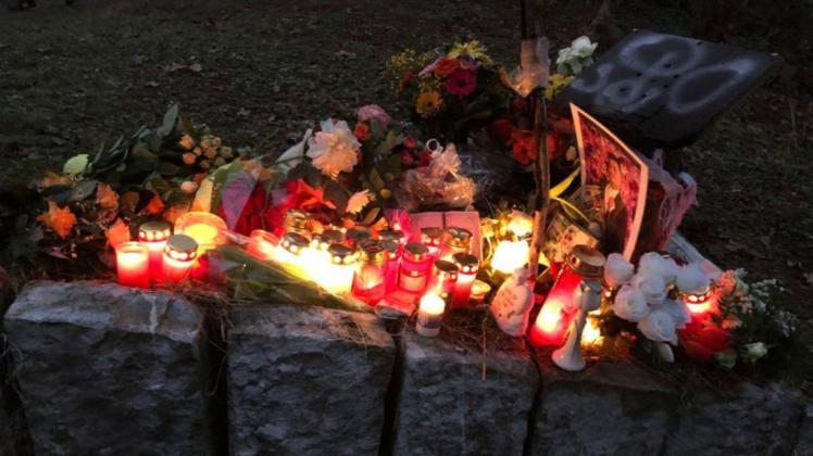 Blumen und Kerzen wurden kurz nach dem Tod von Qosay K. im Delmenhorster Wollepark abgelegt.