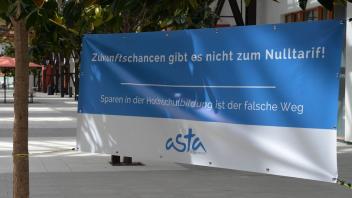 Mit einem Banner protestiert der Asta auf dem Campus Lingen gegen Mittelkürzungen an den niedersächsischen Hochschulen.