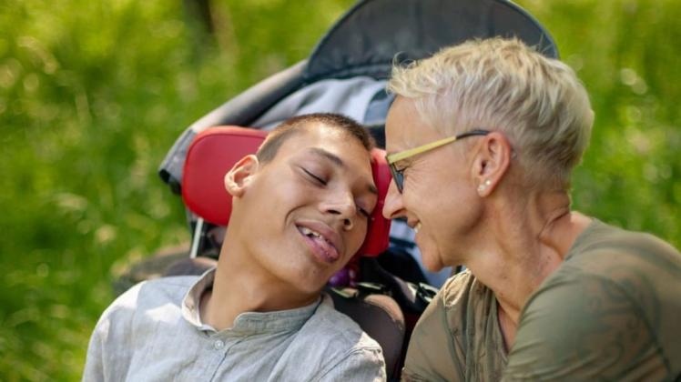 Der 15-Jährige Tristan mit seiner Mutter. Am Sonnabend wird der schwerstbehinderte Junge mit einer Kogge ins Ostseestadion fahren.