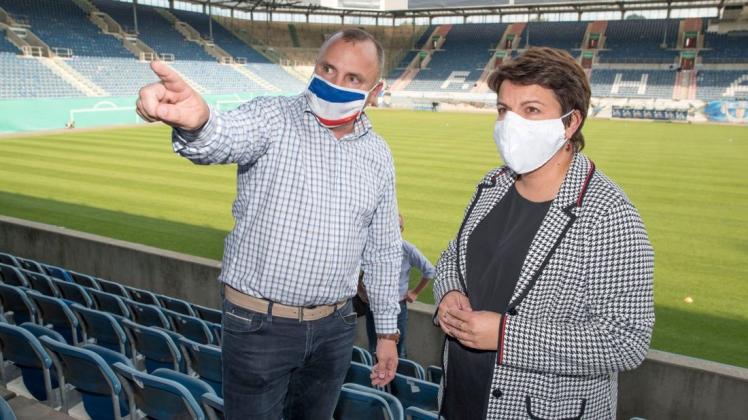Hansas Vorstandsboss Robert Marien, die mit MV-Sportministerin Stefanie Drese, appelliert an die Fans der Kogge, sich an die Regeln zu halten. Zum Heimspiel der Rostocker gegen den VfB Lübeck sind 7500 Zuschauer zugelassen.