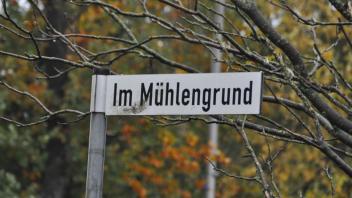 Die Straße "Im Mühlengrund" liegt zwischen der Dorfstraße (B218) und der Straße "Zum Steinbruch".
