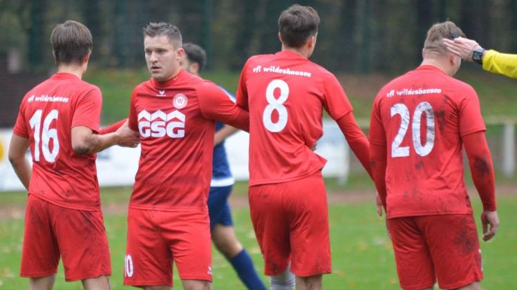 Die Spieler des VfL Wildeshausen unterstützen das Kunstrasen-Projekt ihres Vereins mit einer 1000-Euro-Spende. Die Spieler des VfL Wildeshausen unterstützen das Kunstrasen-Projekt ihres Vereins mit einer 1000-Euro-Spende.