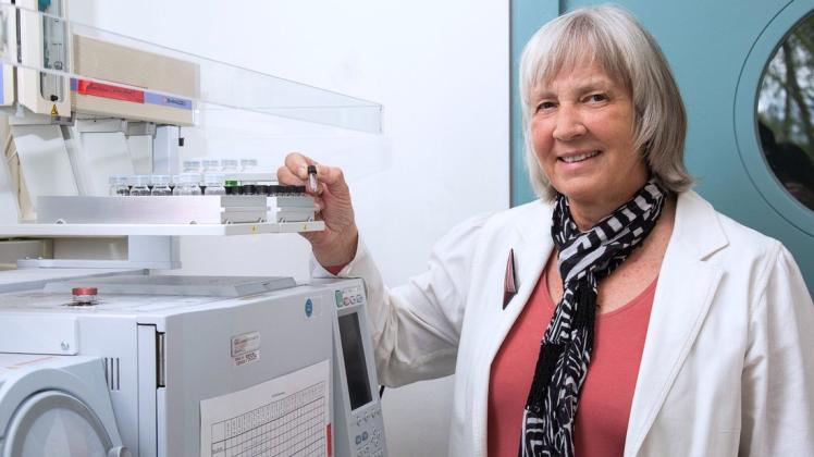 Neuer Zugang für Medikamentenentwicklung entdeckt: Prof. Dr. Birgit Piechulla forscht an der Universität Rostock an Bakterien.