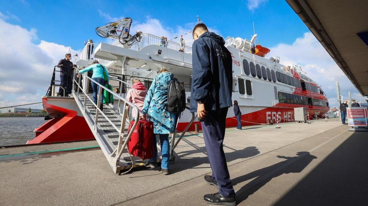 wie lange fährt der katamaran von hamburg nach helgoland