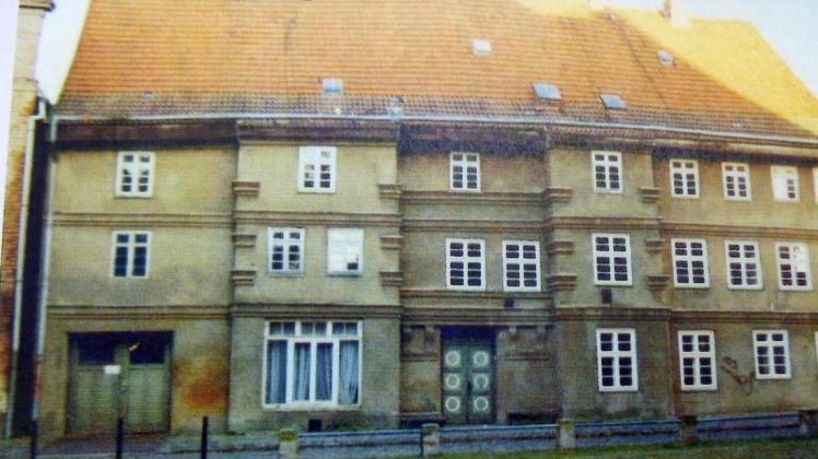 Das ursprüngliche Gebäude am Domplatz 18 in Güstrow im Jahr 1998. Sechs Jahre später wurde das Haus aus dem 16. Jahrhundert durch Brandstiftung komplett zerstört.