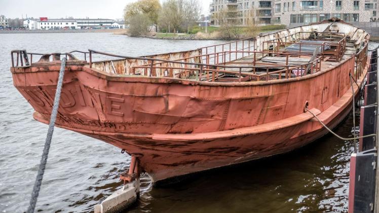 Der Rumpf des einstigen Bäderschiffes „Undine“ dümpelt seit 2014 an der Holzhalbinsel im Rostocker Stadthafen herum. Der Rumpf des einstigen Bäderschiffes „Undine“ dümpelt seit 2014 an der Holzhalbinsel im Rostocker Stadthafen herum.