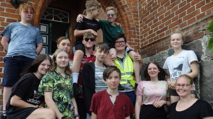 Im vergangenen Jahr waren Jugendliche, auch aus der Region Gadebusch, bei der Ferienfreizeit dabei. Sie machten unter anderem am Pfarrhaus in Kalkhorst Station.