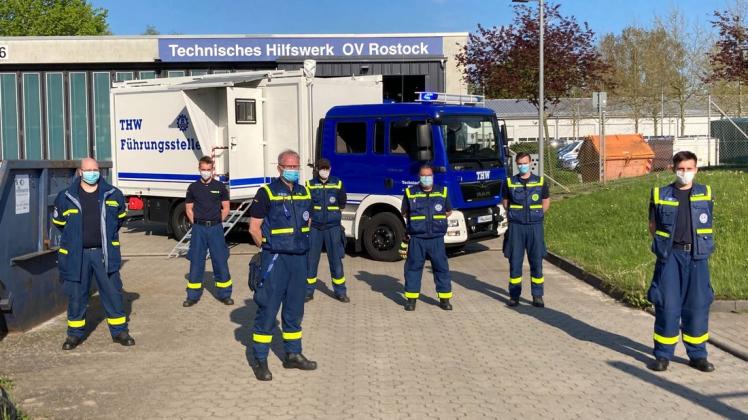 Das THW Rostock präsentiert stolz sein neues Einsatzfahrzeug zur Führung und Kommunikation.