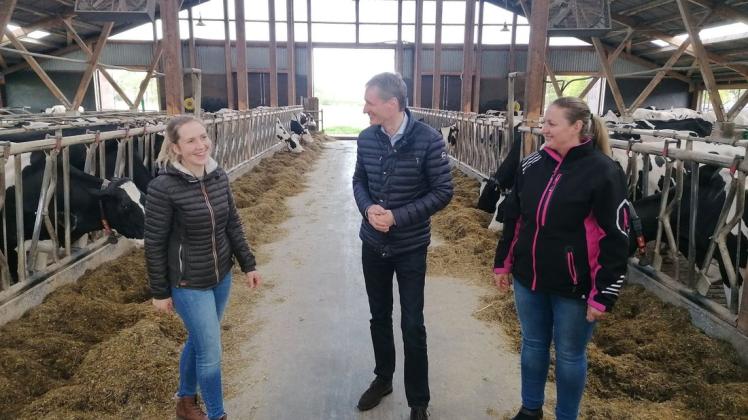 Besuch im Stall: (von links) Jana Eilers, Ralf Wessel, Nadja Lampe