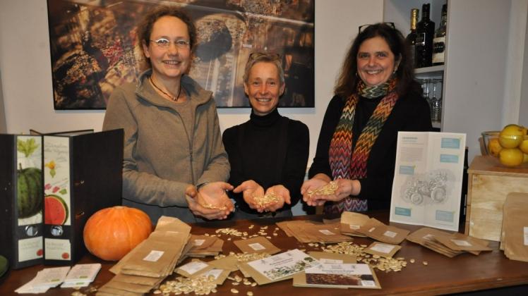 Der Verein Eschenhof - Gemeinsam Gärtnern aus Groß Rünz, hier Nicole Bowe, Andrea Keil und Barbara Nikolic (v. l.) mit Saatgut, möchte im Sommer in die Welt der Pflanzen einführen.