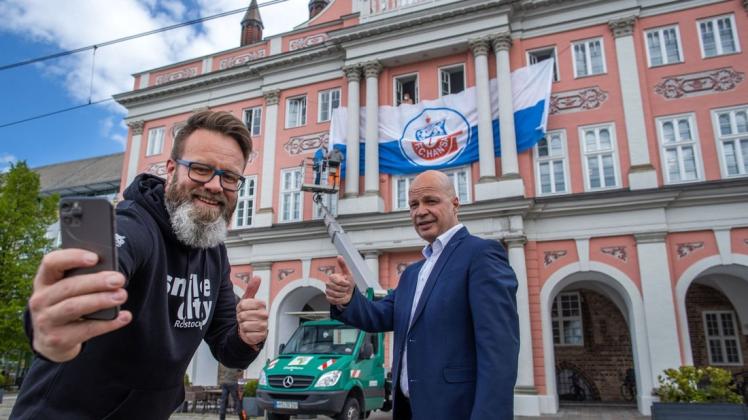 Rostocks Oberbürgermeister Claus Ruhe Madsen (parteilos) und Ordnungssenator Chris Müller-von Wrycz Rekowski (SPD) ließen am Freitag ein riesiges Plakat des FC Hansa Rostock an der Rathaus-Fassade aufhängen. Am Sonnabend steigt das entscheidende Spiel um den Aufstieg in die 2. Fußballbundesliga gegen den VfB Lübeck im Ostseestadion. Rostocks Oberbürgermeister Claus Ruhe Madsen (parteilos) und Ordnungssenator Chris Müller-von Wrycz Rekowski (SPD) ließen am Freitag ein riesiges Plakat des FC Hansa Rostock an der Rathaus-Fassade aufhängen. Am Sonnabend steigt das entscheidende Spiel um den Aufstieg in die 2. Fußballbundesliga gegen den VfB Lübeck im Ostseestadion.