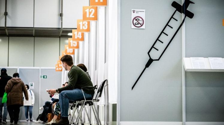 Impflinge warten in einem Corona-Impfzentrum auf ihre Impfung.